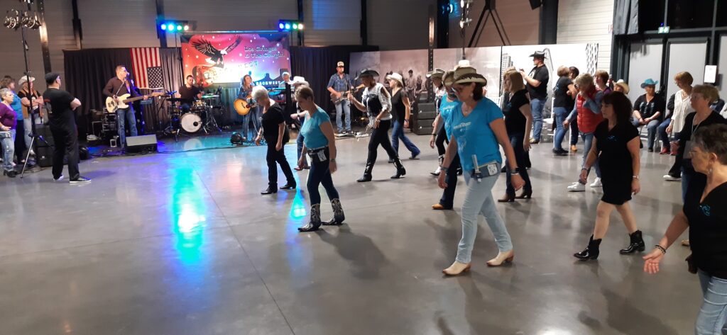 Danses country rythmée par un groupe de musique live